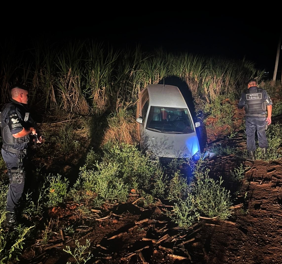 Guardas municipais encontram carro roubado no Sapezeiro