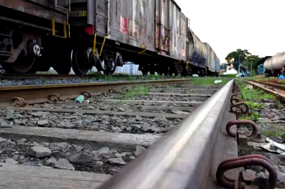 Homem se distrai e é atropelado por trem em Americana