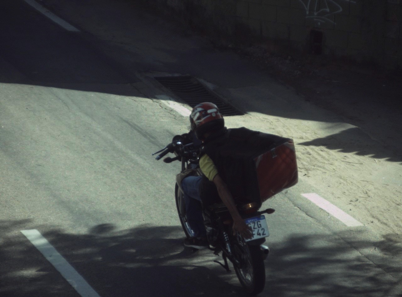 Infrações por motociclistas em alta velocidade com a mão na placa diminuem em Vinhedo