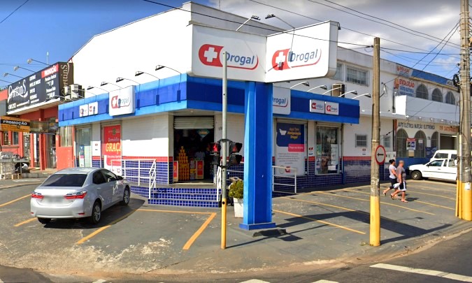 Ladrão assalta farmácia na Avenida da Amizade