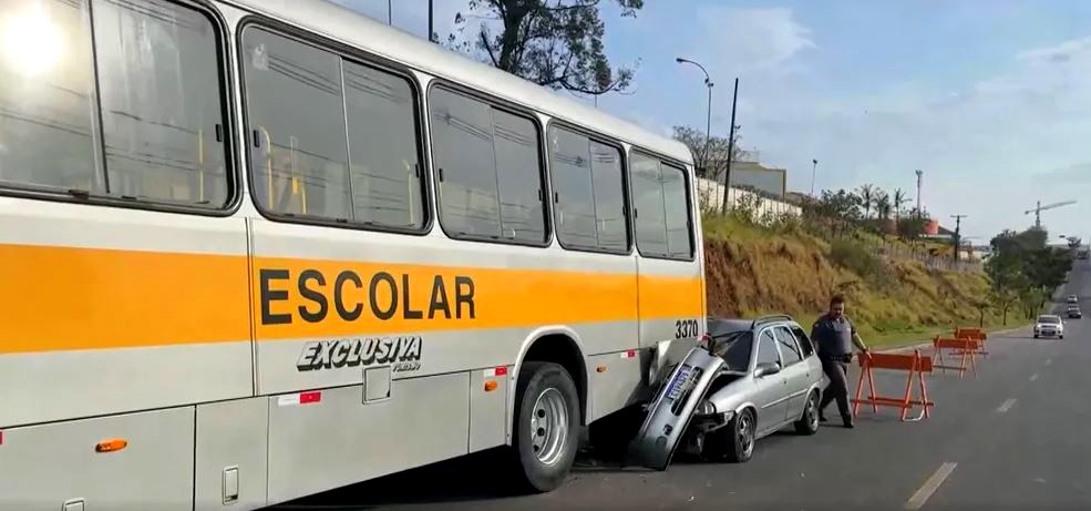 Motorista bate carro na traseira de ônibus escolar em Campinas