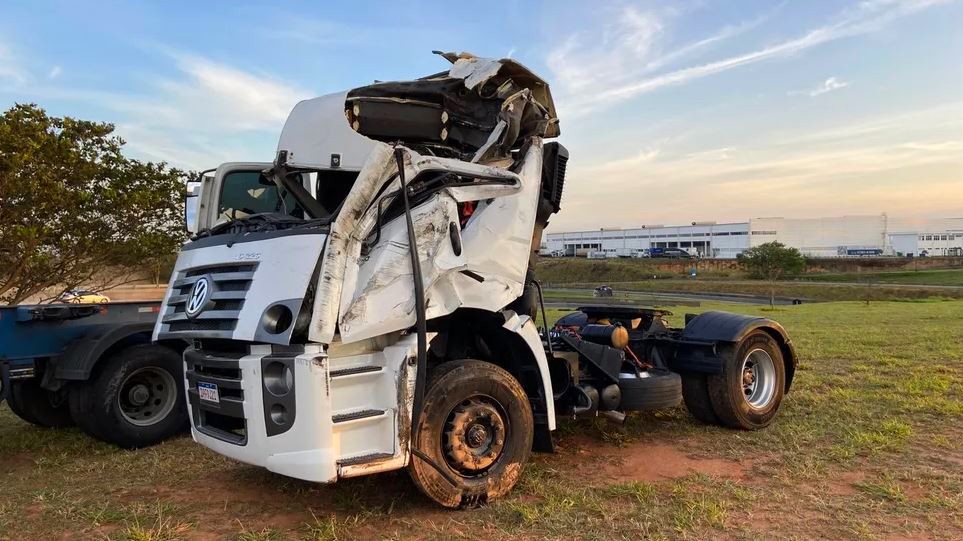 Motorista morre após tombar caminhão no Anel Viário em Valinhos
