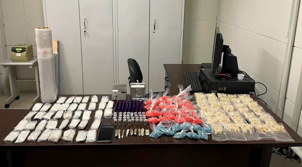 Baep encontra drogas escondidas em fundo falso de tomada em Santa Bárbara