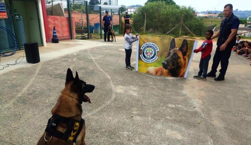 Canil da GCM de Vinhedo faz apresentação em escola municipal 2