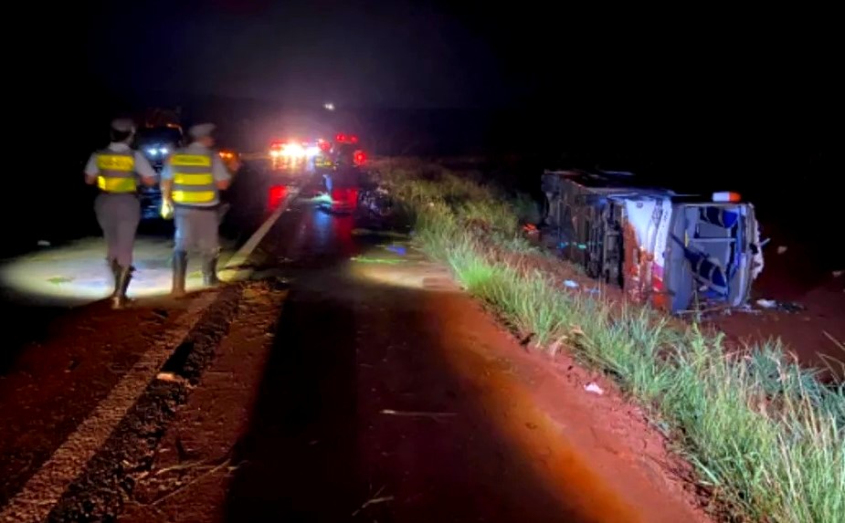 Capotamento de ônibus deixa 12 mortos em rodovia paulista