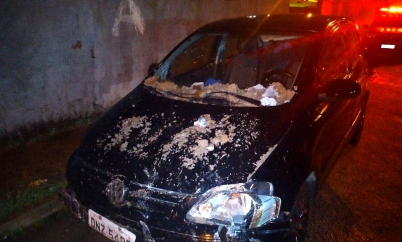 Casal bate carro contra muro de escola em Vinhedo