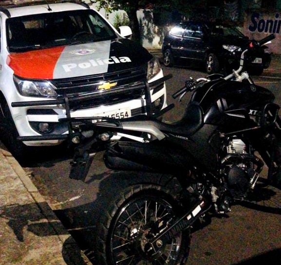 Entregador é flagrado com moto roubada em Limeira