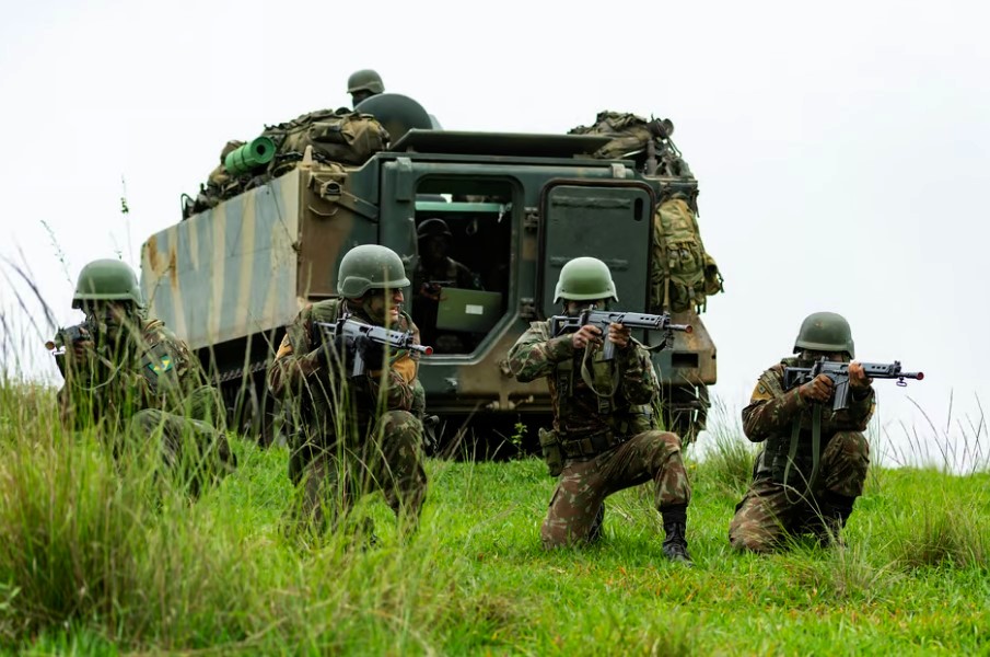 Exército investiga o furto de 21 armas do quartel em Barueri