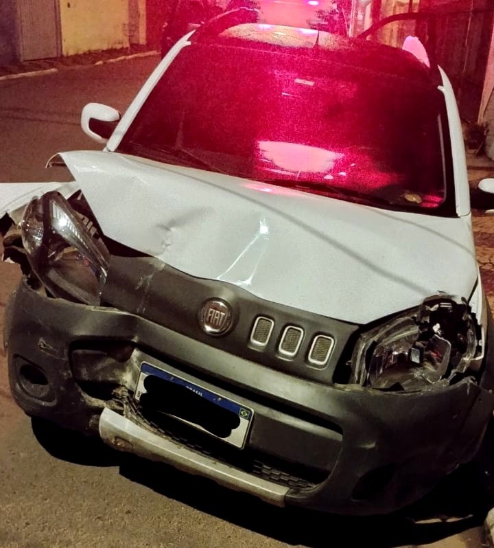 Ladrão bate carro em muro após roubo à residência em Conchal