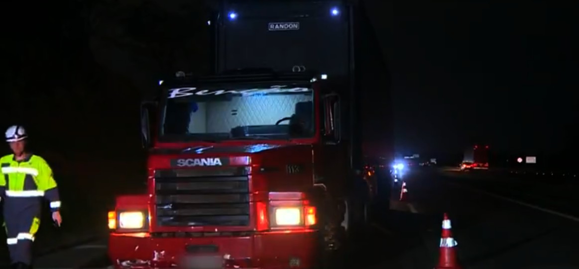Motociclista morre atropelado por carreta na Rodovia Santos Dumont 1