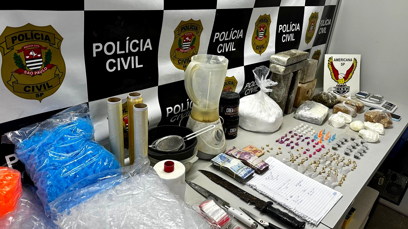 Polícia Civil estoura laboratório de drogas em apartamento na Estrada da Balsa