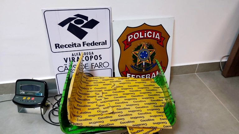 Polícia e Receita Federal apreendem 18 kg de cocaína em bagagens de dois passageiros