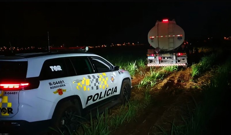 Suspeito de roubo é detido em Limeira após atolar caminhão em canavial