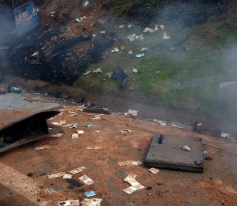 Dinheiro se espalhou pela rodovia (Foto: Reprodução G1)