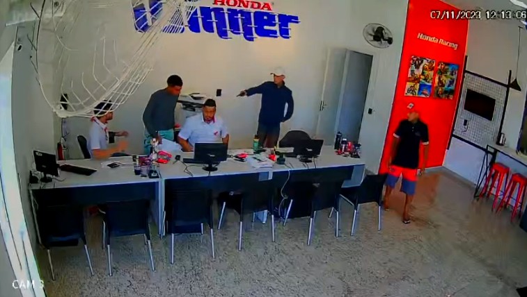 Criminosos assaltam concessionária de motos em Limeira 3