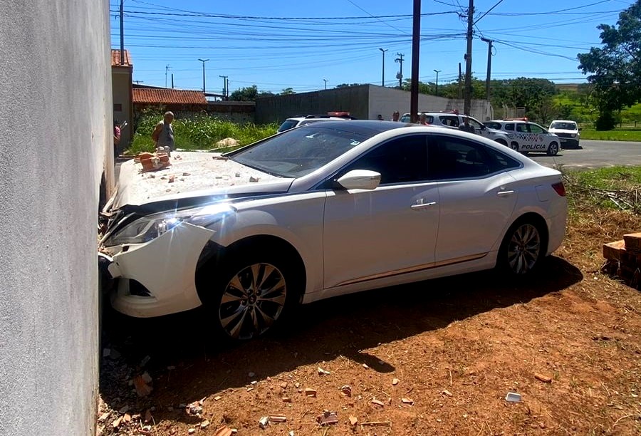 Ladrão em fuga bate carro roubado e se esconde dentro de caixa d’água em Araras