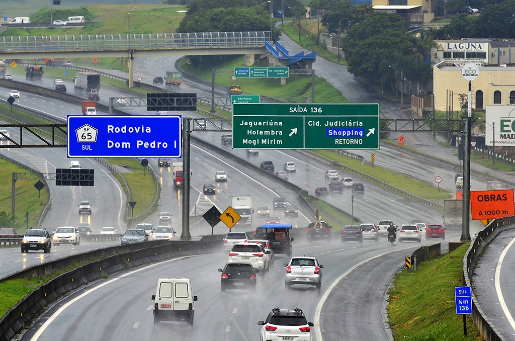 Motociclista se envolve em acidente, cai na pista e morre atropelado em Campinas
