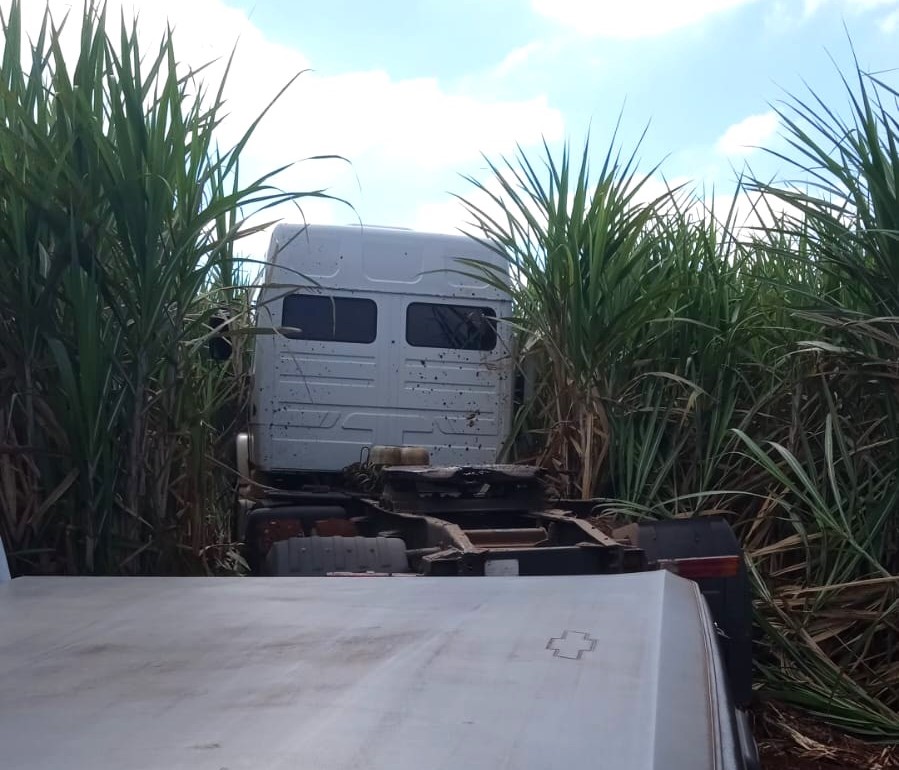Bandidos roubam carga de ração e abandonam cavalo mecânico de carreta em Iracemápolis 1