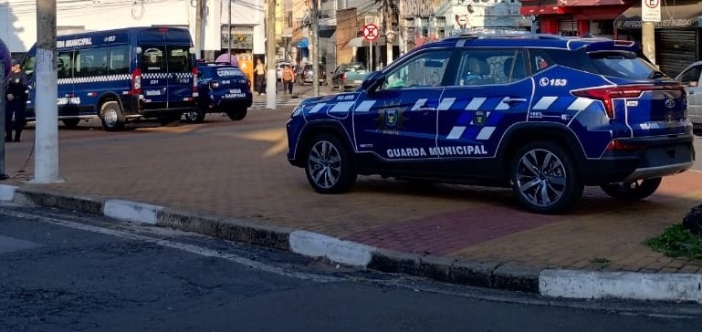 Homem é detido após bater a cabeça de outro no chão durante briga
