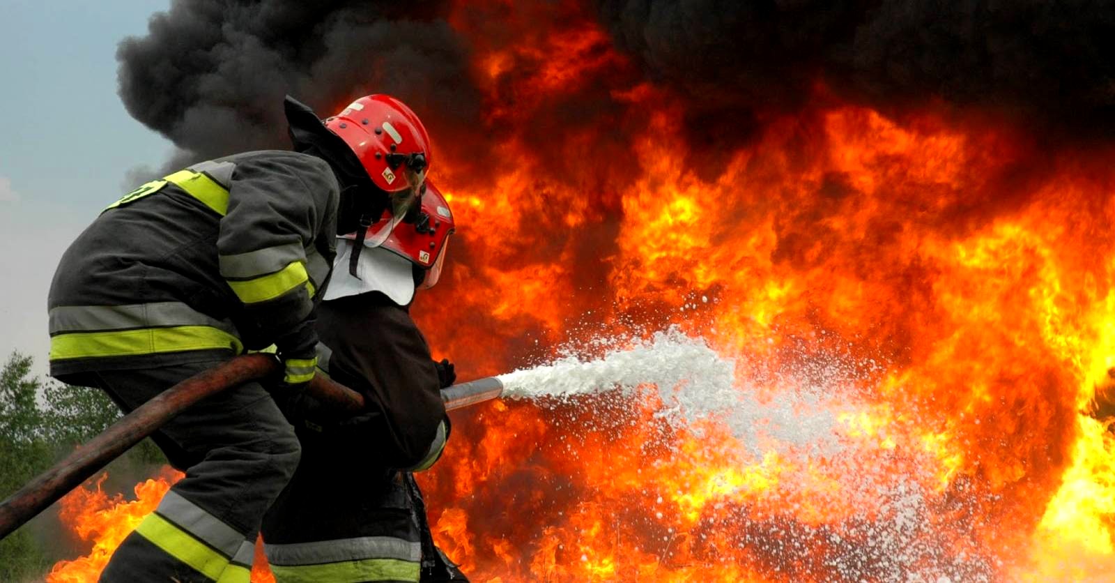 Incêndio destrói depósito de materiais recicláveis em Santa Bárbara