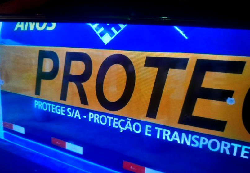 Pai e filho ficam feridos durante tentativa de assalto à carro-forte em supermercado