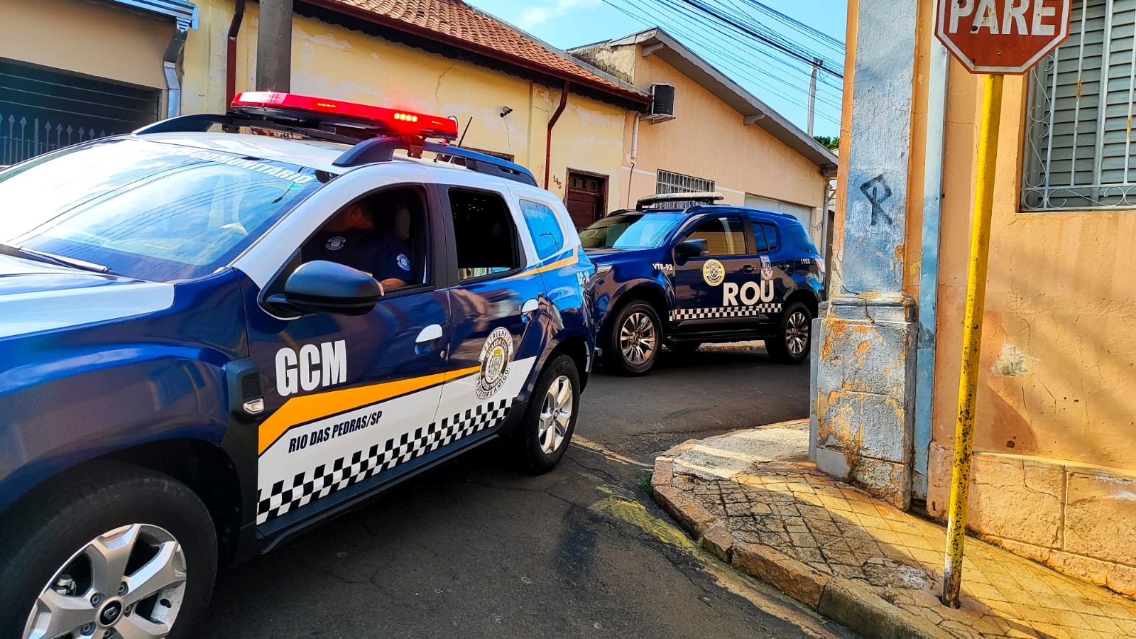 Coletores de lixo procurados pela Justiça são detidos em Rio das Pedras