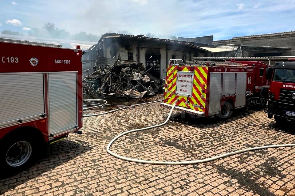 Incêndio atinge barracão de laboratório de suplementos em Sumaré