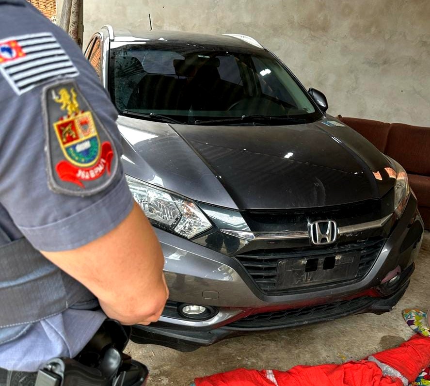 PM encontra veículo roubado na garagem de uma residência em Araras