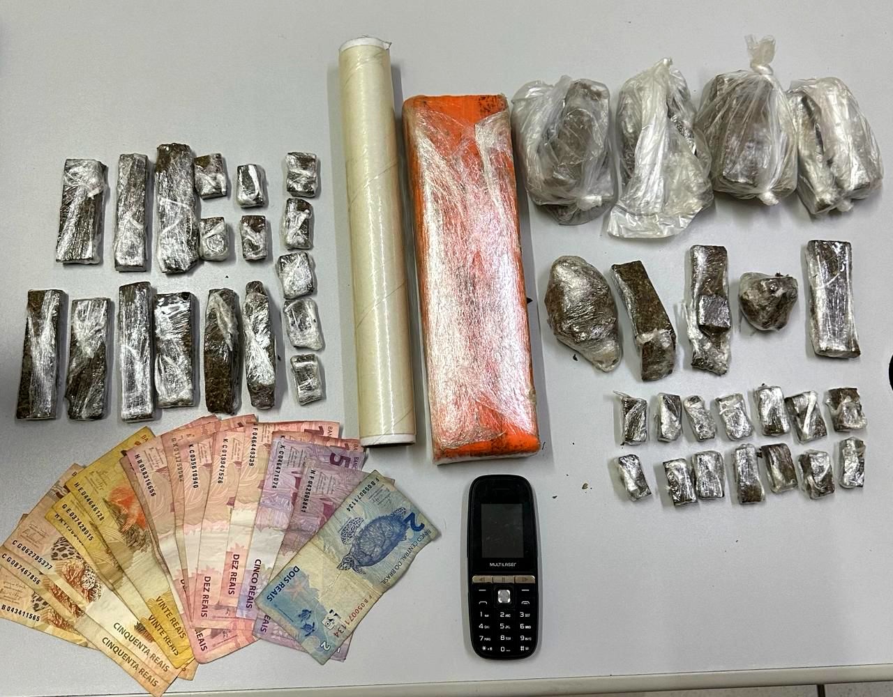 Canil do Baep encontra drogas escondidas em sofá de residência em Rio Claro