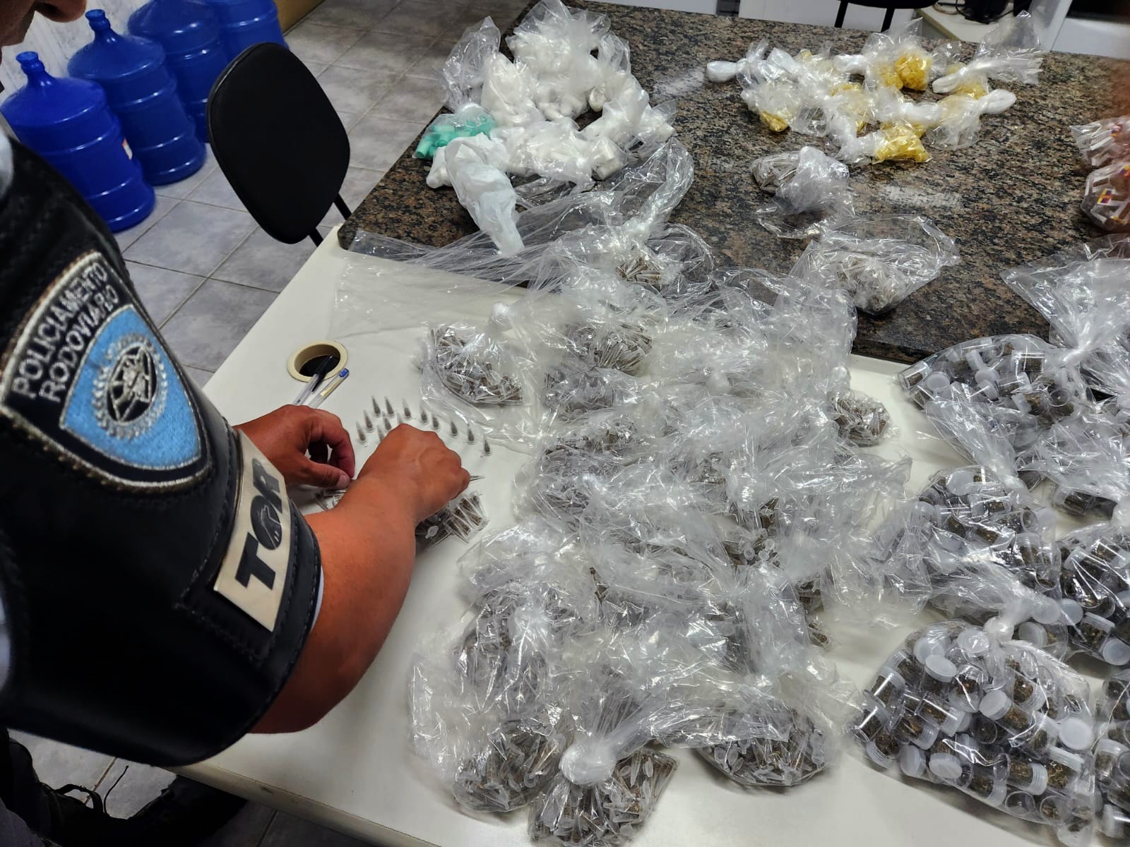 Dupla é flagrada com quase 6 kg de drogas no carro em Jaguariúna