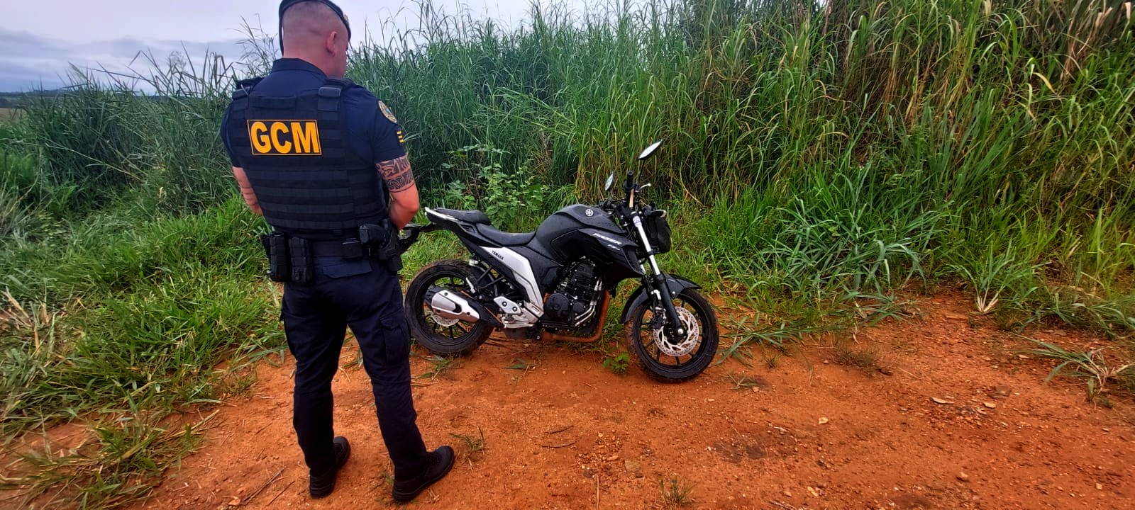 Guarda encontra moto roubada às margens da SP-107 em Santo Antônio de Posse
