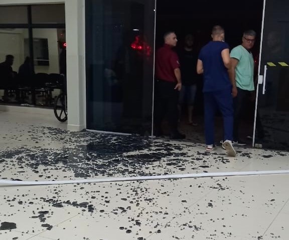 Homem quebra porta de vidro de pronto-socorro durante confusão em Nova Odessa
