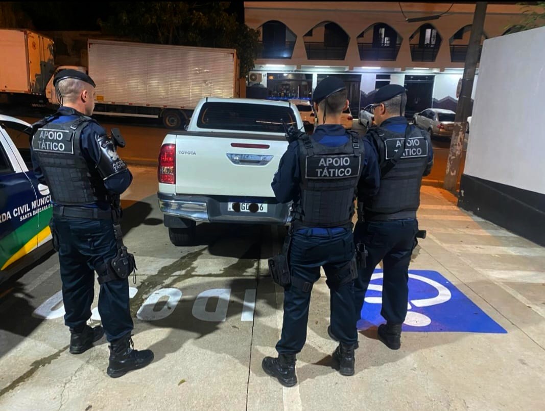 Menor é detido com caminhonete furtada em motel de Santa Bárbara