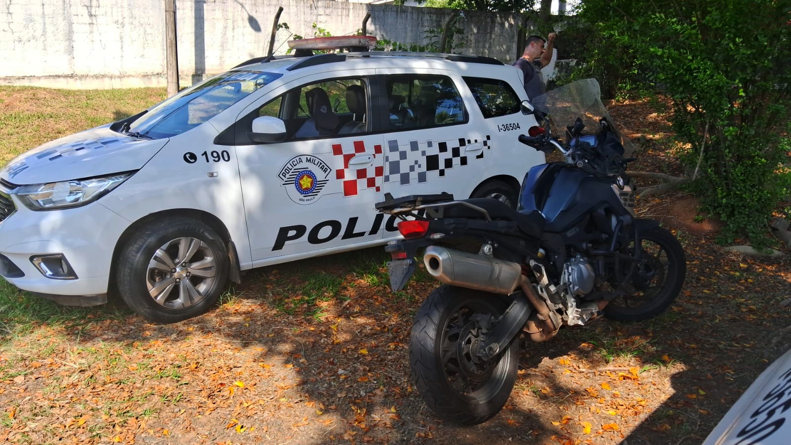 PM localiza moto roubada no quintal de residência no Parque Hipolyto