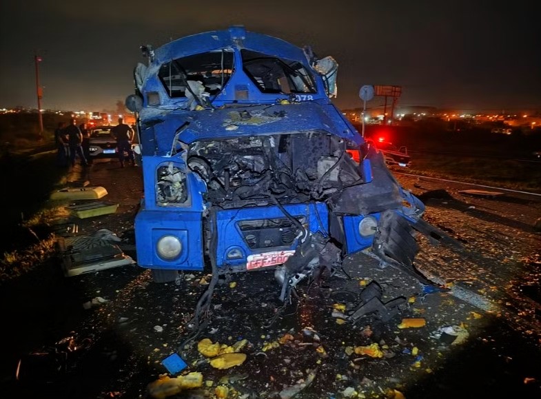 Criminosos armados com fuzis explodem carros-fortes em Cordeirópolis