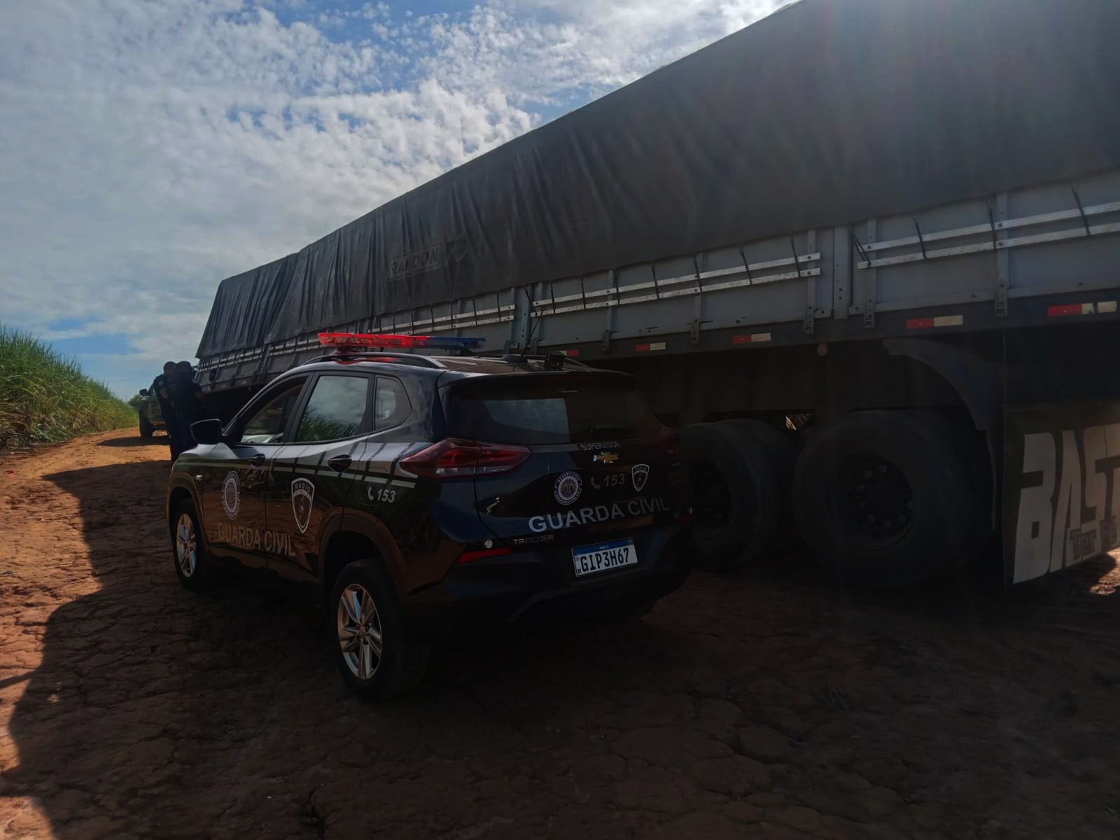 Guarda Civil localiza carreta roubada com 25 toneladas de adubo em Capivari 1