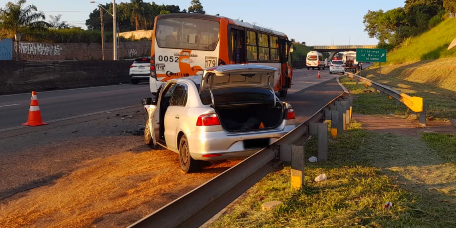 Homem morre após bater carro na traseira de ônibus em rodovia de Campinas