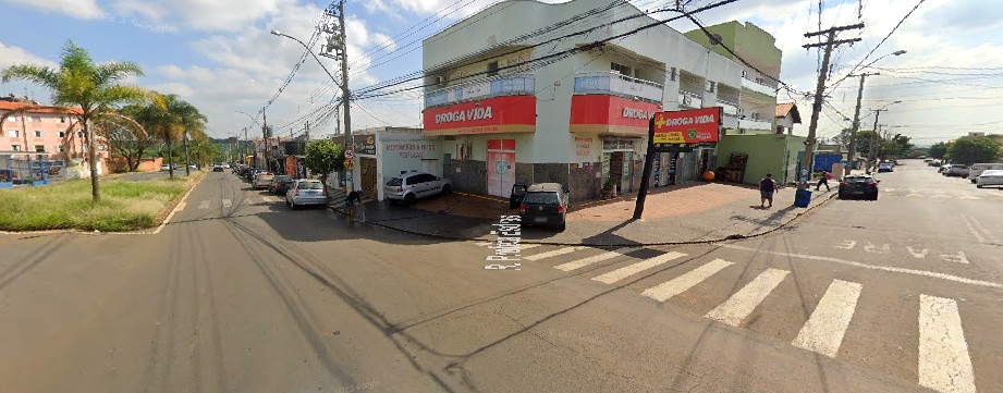 Mulher é atropelada por moto em faixa de pedestres no Laudissi