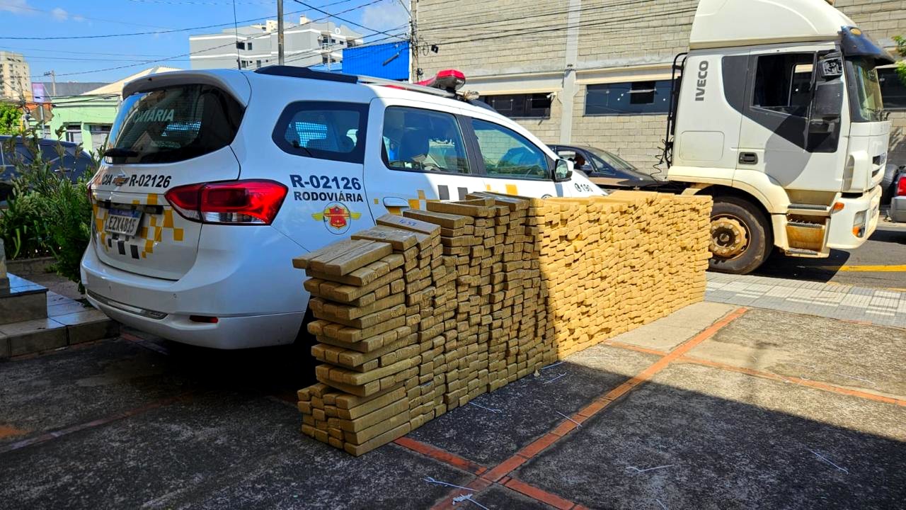 PM Rodoviária encontra uma tonelada de maconha dentro de caminhão em Guarantã