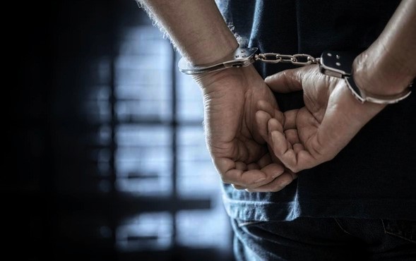 Pai é preso após filho menor postar foto com arma para ameaçar garoto