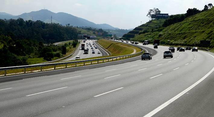 Passageira é arremessada e morre após carro capotar na Rodovia dos Bandeirantes 2