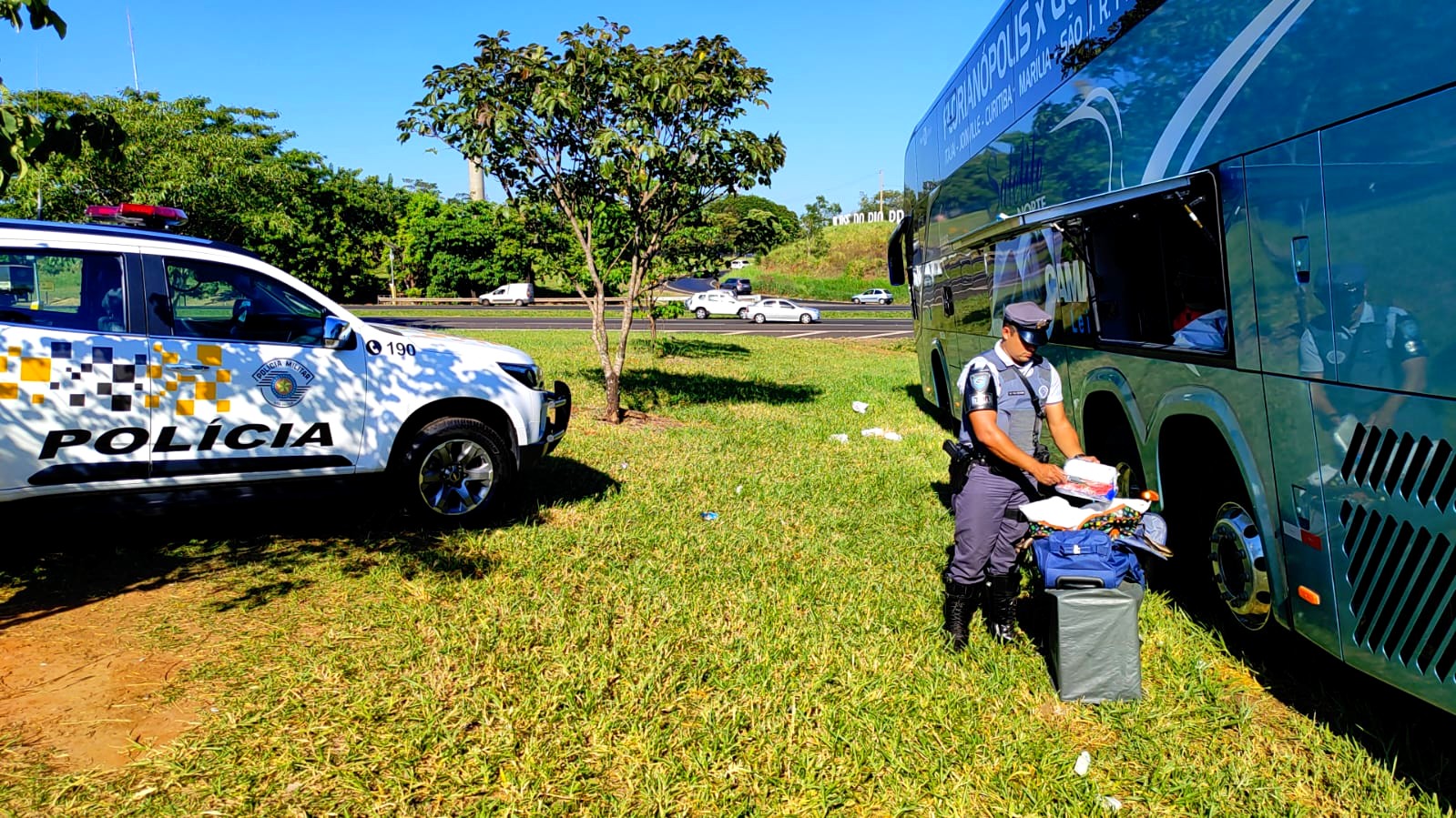 Policiamento Rodoviário prende um passageiro por tráfico de drogas e outro procurado pela Justiça