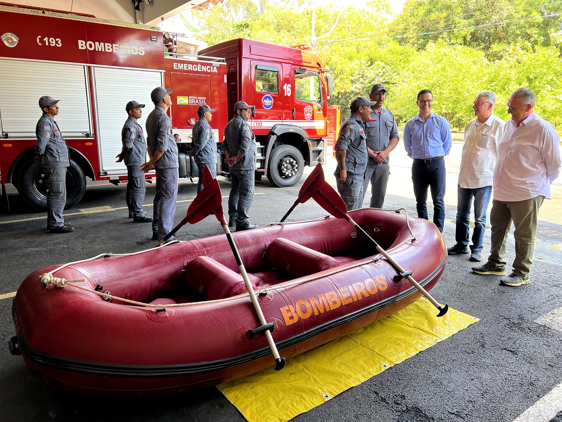 Prefeito Chico entrega balsa de salvamento ao Corpo de Bombeiros de Americana