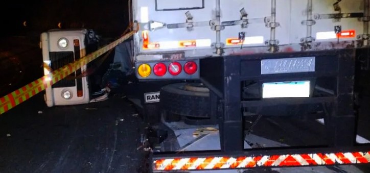 Acidente entre Kombi e caminhão deixa um morto em rodovia de Itatiba