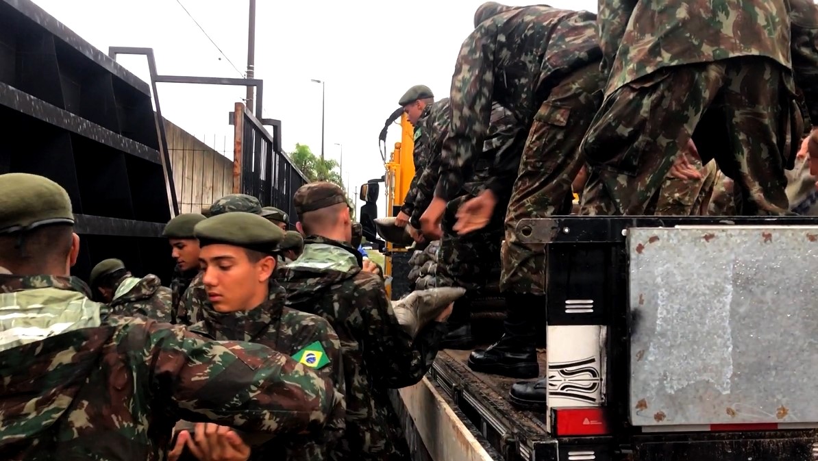 Apoio médico, resgate e desobstrução de vias marcam operações do Exército no RS