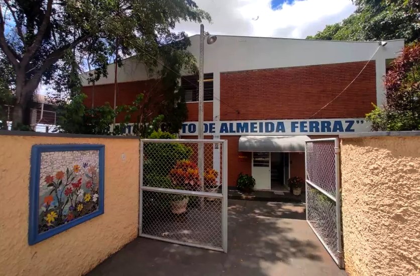 Cabo do Corpo de Bombeiros realiza trabalho educativo em escola de Piracicaba