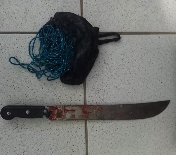 Criminoso em liberdade condicional ataca duas pessoas com facão em Rio das Pedras