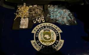 Guarda de Cosmópolis encontra sacola com drogas em telhado de residência