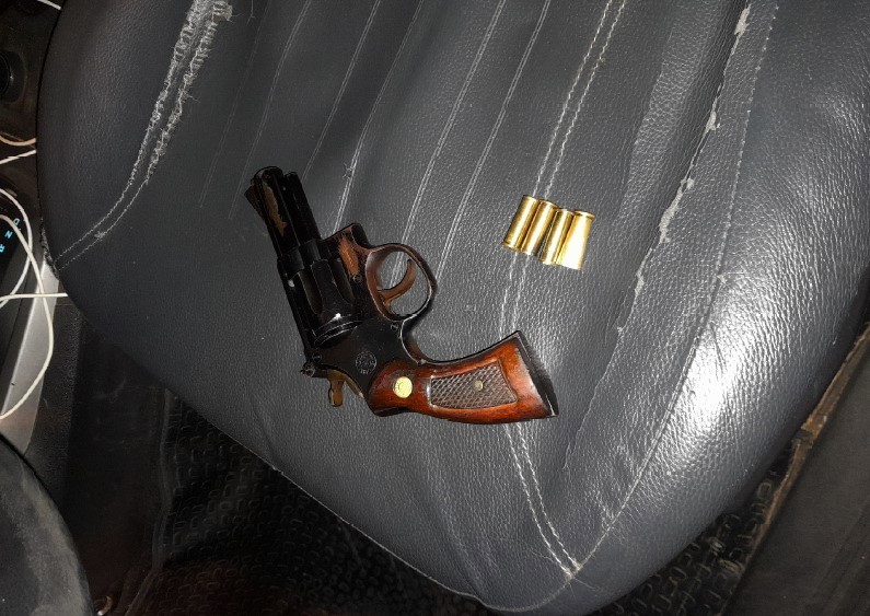 Homem é preso após atirar de dentro de carro no meio de avenida em Sumaré