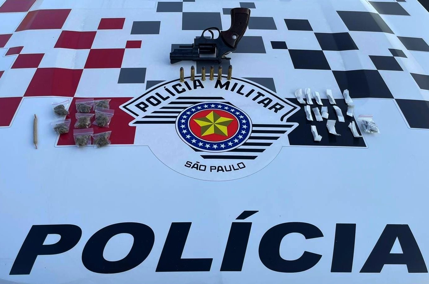 Três pessoas são flagradas com arma, munições e drogas em Americana
